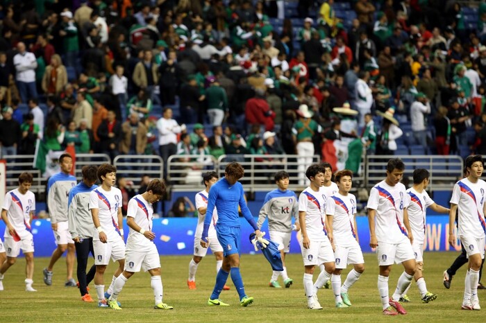 지난달 30일 미국 텍사스주 샌안토니오 알라모돔에서 열린  멕시코의 평가전에서 멕시코에 0대 4로 패한 한국선수들이 그라운드를 나서고 있다. 사진=뉴스1