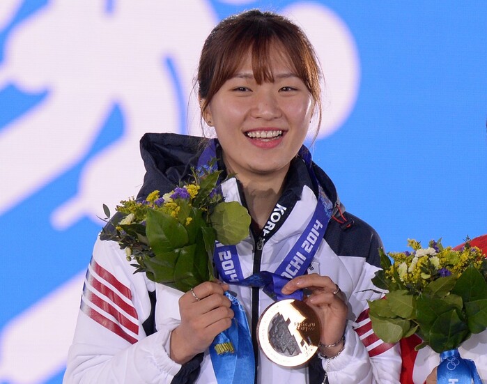 쇼트트랙 여자 500m 종목 결승에서 54초207의 기록으로 값진 동메달 획득한 박승희(22·화성시청)가 14일(한국시간) 러시아 소치 올림픽파크에서 열린 메달 시상식에서 동메달을 목에 걸고 있다. 사진=뉴스1
