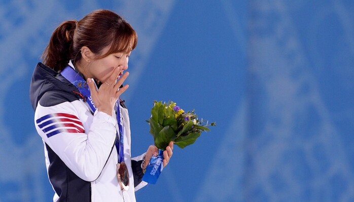 소치 동계올림픽 쇼트트랙 여자 500m 종목 결승에서 54초207의 기록으로 값진 동메달 획득한 박승희(22·화성시청)가 14일(한국시간) 러시아 소치 올림픽파크에서 열린 메달 시상식에서 동메달을 목에 걸고 눈물을 훔치고 있다. 한국 쇼트트랙이 여자 500m에서 올림픽 메달을 따낸 건 16년 만이다. 금메달은 중국의 리 지안루(45.263), 은메달은 이탈리아의 폰타나 아리아나(51초250)가 차지했다.사진=뉴스1