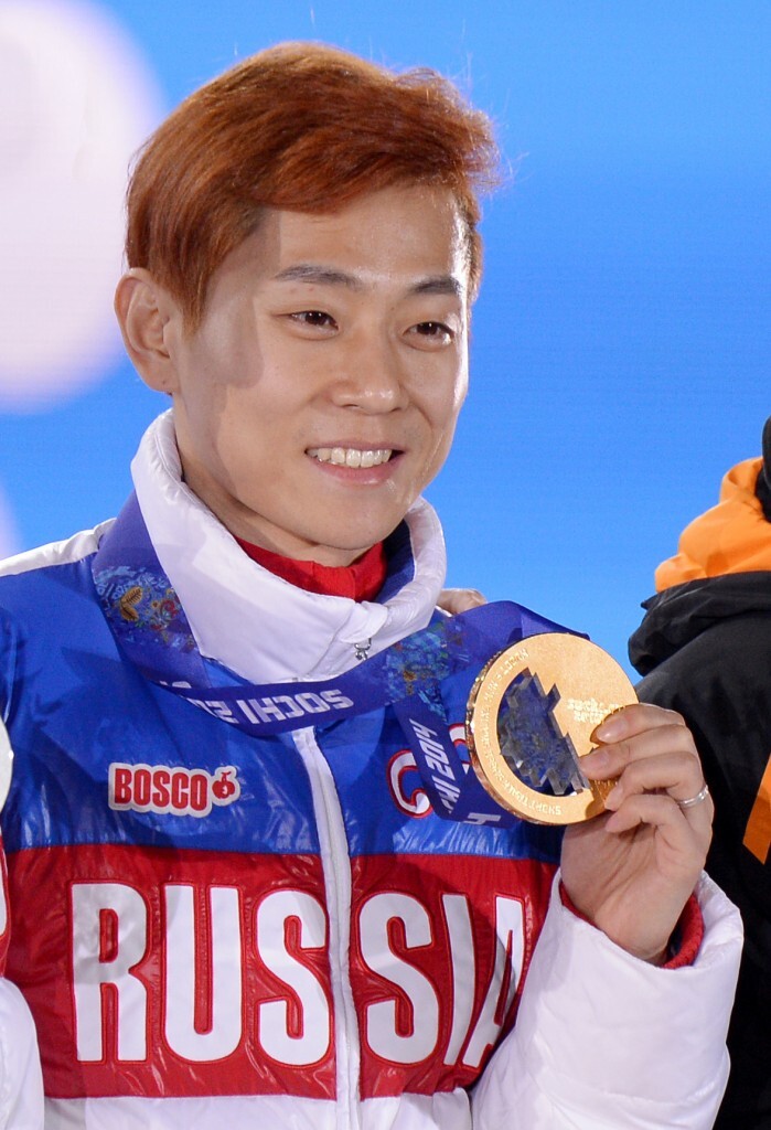 2014소치동계올림픽 쇼트트랙 남자 1,000m 결승에서 1분25분325초 기록으로 값진 금메달을 획득한 러시아 쇼트 대표 안현수(러시아명 빅토르 안)가 16일(한국시간) 러시아 소치 올림픽파크에서 열린 메달 시상식에서 금메달을 목에 걸고 취재진을 향해 포즈를 취하고 있다. 안현수는 1500m 동메달에 이어 두 번째 메달을 목에 걸었다. 특히 1000m 금메달은 러시아 쇼트트랙 사상 첫 금메달이다. 안현수는 지난 2006년 당시 한국 국적으로 출전했던 토리노동계올림픽에서 1000, 1500m와 5000m 계주에서 금메달을 얻은 바 있다. [사진=뉴스1]