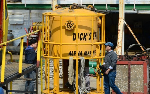 사진=뉴스1 지난 21일 이종인 알파잠수기술공사 대표가 지난 2000년 제작한 다이빙벨이 사고현장에서 투입을 기다리고 있다.