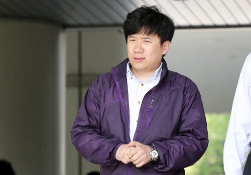 사진=뉴스1 유우성 씨가 25일 항소심에서도 간첩 혐의에 대해 무죄 판결을 받은 뒤 서울고등법원을 나서고 있다.