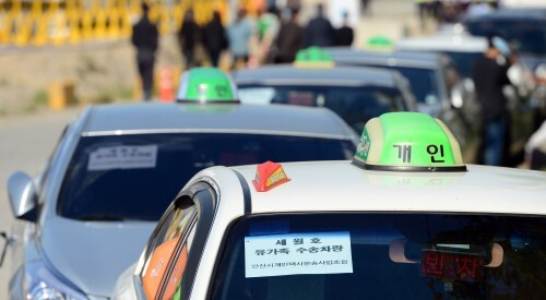 사진=뉴스1 24일 전남 진도군 팽목항에 유가족들을 위한 경기 안산시 개인택시운송사업조합 택시들이 줄지어 서 있다.