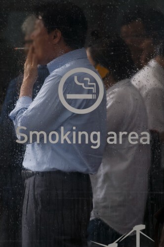 흡연자들이 11일 서울시내 한 흡연구역에서 담배를 피우고 있다. 정부는 이날 담뱃값 인상안을 포함한 금연대책을 발표했다.(뉴스1)