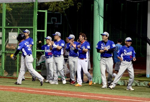 스마일 선수들이 15일 열린 한스타 연예인 야구 천하무적전에서 5회말 역전승 한후 환호하고 있다.  [조성호 인턴기자]