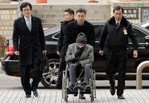수백억원대 비자금을 조성한 혐의를 받고 있는 이재현 CJ그룹 회장이 14일 오후 1심 선고공판에 출석하기 위해 서울 서초동 서울중앙지방법원에 들어서고 있다. 사진=뉴스1