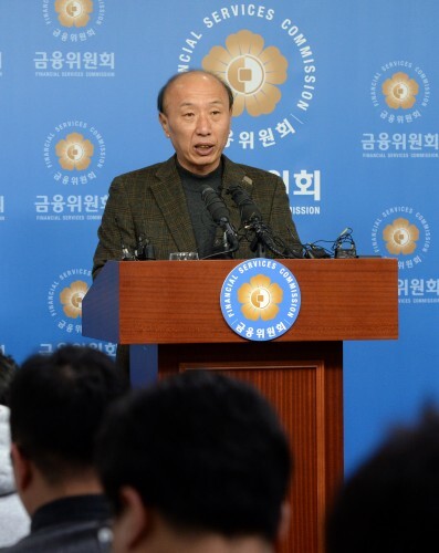이해선 금융감독위원회 중소서민금융국장이 16일 오후 서울 중구 금융위원회 기자실에서 제2차 임시금융위원회 결과를 브리핑하고 있다. 이날 열린 임시 금융위에서는 KB국민카드, NH농협카드, 롯데카드 등 회원 개인정보 대량 유출 사태를 빚은 카드 3사에 대해 3개월 일부 업무정지 및 과태료 (600만원) 처분 결정을 내렸다. 이로써 위에 카드 3사는 오는 17일부터 3개월간 영업정지에 들어가게 된다. 사진=뉴스1