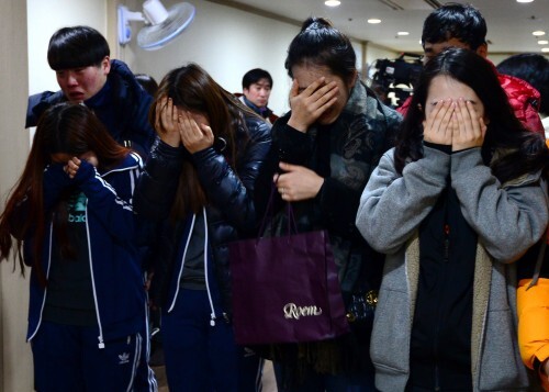 경주 마우나오션리조트 붕괴 사고 사망자 6명 시신이 안치된 울산의 한 병원에서 고 김진솔 양의 친구들이 오열하고 있다.  [사진=뉴스1]