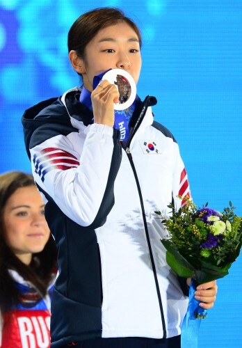 사진=뉴스1 김연아가 22일(한국 시간) 러시아 소치 해안클러스터의 올림픽 파크 내 메달 프라자에서 열린 피겨 여자 싱글 시상식에서 은메달을 목에 걸고 포즈를 취하고 있다. 