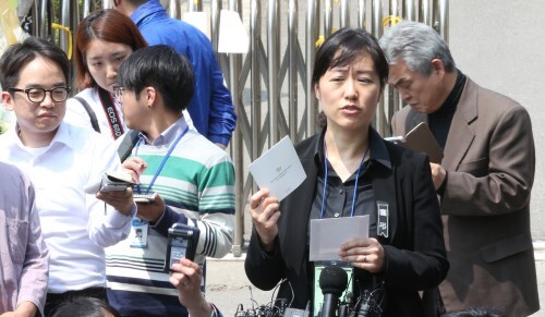 사진=뉴스1 안산 단원고 3학년생들이 임시 휴교 후 첫 등교를 시작한 24일 오전 학교 앞에서 정운선 단원고 정신건강센터장이 학생들의 현재 상태를 설명하고 있다.