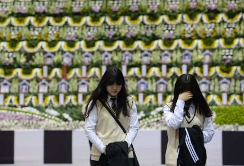 사진=뉴스1 주말을 맞아 안산올림픽실내체육관에 마련된 '세월호 사고 희생자 임시분향소'에 조문객들의 발길이 이어지고 있다.