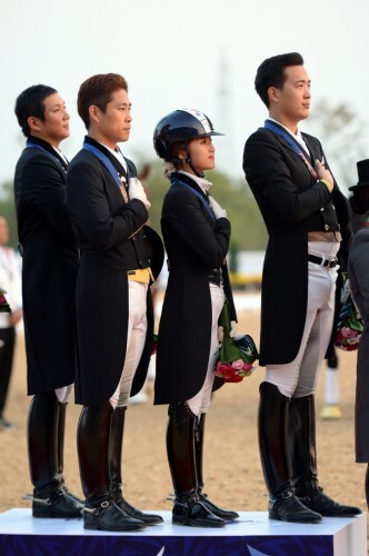 2014 인천아시아경기대회 승마 마장마술 단체전에서 대회 5연패를 달성한 대한민국 김균섭, 황영식, 정유연, 김동선이(왼쪽부터) 20일 오후 인천 서구 백석동 드림파크승마장 시상대에 올라 국기에 대한 경례를 하고 있다. (뉴스1) 