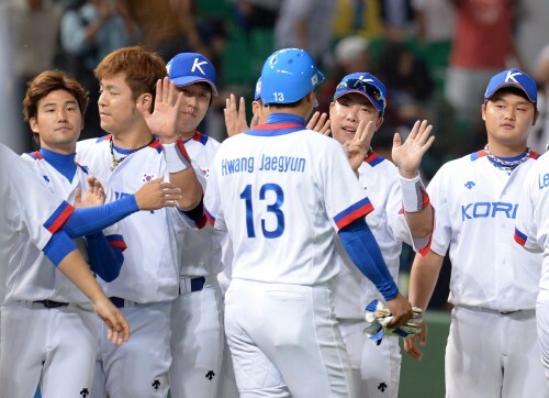 24일 오후 인천 문학야구장에서 열린 2014 인천 아시안게임 한국 대 대만의 야구 B조 조별예선에서 8회말 10대0 콜드게임승을 거둔 한국 야구대표팀이 경기를 끝낸 후 자축하고 있다. (뉴스1)