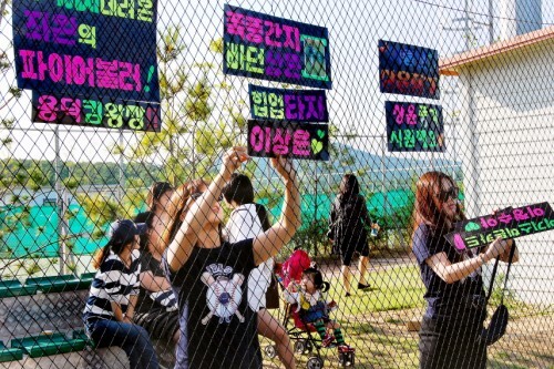 경기 시작 전 '약발라쓰' 회원들이 응원 문구가 적힌 카드를 그물망에 걸고 있다.