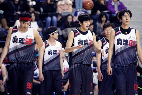 진혼 팀의 여욱환(왼쪽부터), 이상윤, 신성록이 작전 타임이 끝난 후 코트로 들어서고 있다.(조성호 기자)