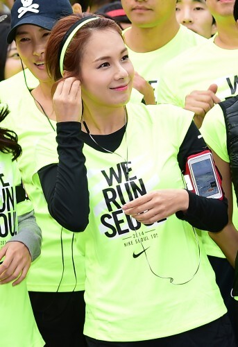 가수 채연이 작년 10월 서울 광화문 세종대로에서 열린 ‘2014 나이키 위 런 서울'(2014 NIKE WERUN SEOUL)에 참석해 출발 준비를 하고 있다. (뉴스1)