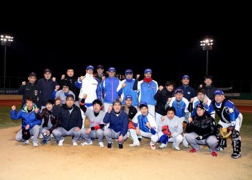 14일 양주 백석야구장에서 열린 한스타 야구봉사리그 이기스와 한스타 야구단과의 경기가 끝난 후 양팀이 단체사진을 찍고 있다. (조성호 기자)