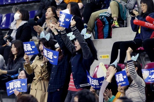 19일 진혼과 예체능의 결승전 경기에서 문지혜씨(가운데)와 이상윤의 팬클럽 회원들이 진혼의 이름이 적힌 피켓을 들고 열렬히 응원하고 있다.