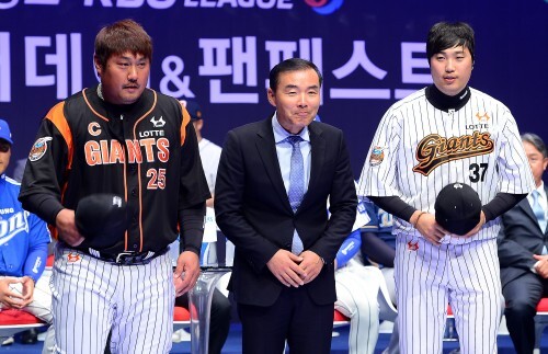 23일 오후 서울 서대문구 이화여대 ECC삼성홀에서 열린 타이어O뱅크 KBO 2015 리그 미디어데이&팬페스트 행사에서 롯데 자이언츠 이종운 감독과 조정훈, 최준석 선수가 인사를 하고 있다. (뉴스1)