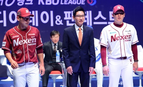 23일 오후 서울 서대문구 이화여대 ECC삼성홀에서 열린 타이어O뱅크 KBO 2015리그 미디어데이&팬페스트 행사에서 넥센 히어로즈 염경엽 감독과 한현희(오른쪽), 서건창 선수가 인사를 하고 있다. (뉴스1)