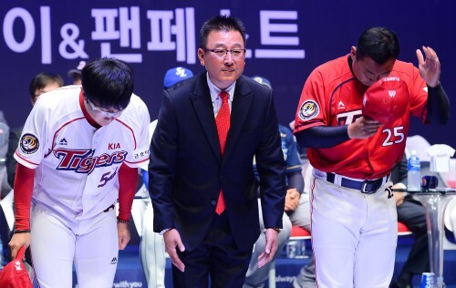 23일 오후 서울 서대문구 이화여대 ECC삼성홀에서 열린 타이어O뱅크 KBO 2015 리그 미디어데이&팬페스트 행사에서 기아타이거즈 김기태 감독과 양현종, 이범호 선수가 인사를 하고 있다. (뉴스1)