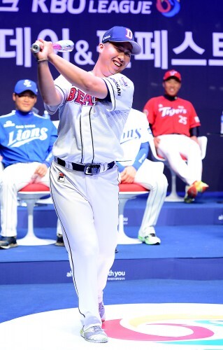 23일 오후 서울 서대문구 이화여대 ECC삼성홀에서 열린 타이어O뱅크 KBO 2015리그 미디어데이&팬페스트 행사에서 두산 베어스 유희관 선수가 넥센 히어로즈 서건창 선수의 타격폼을 흉내내고 있다. (뉴스1)