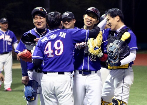 27일 오후 7시 '다문화 가정과 함께하는' 제 7회 한스타 연예인 야구대회  에서 천하무적이 조마조마와의 개막전에서 승리한 후 기쁨을 나누고 있다. (조성호 기자)