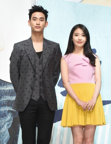 그림같은 커플. 배우 김수현, 아이유(오른쪽)가 11일 오후 서울 역삼동 더라움에서 열린 KBS2 예능드라마 '프로듀사'(극본 박지은/연출 표민수 서수민) 제작발표회에 참석해 매력을 발산하고 있다. '프로듀사'는 야근은 일상, 밤샘은 옵션, 눈치와 체력으로 무장한 KBS 예능국 고스펙 허당들의 순도 100% 리얼 예능드라마이다. 차태현, 공효진, 김수현, 아이유 등이 출연하며 오는 15일 밤 9시15분 첫 방송.(뉴스1)