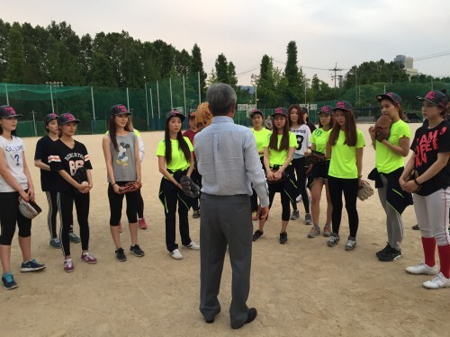 양승호 한스타 여자야구단 감독이 선수들에게 훈련 전  주의사항에 대해 설명하고 있다. (최재식 인턴 기자)