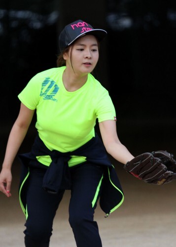 배우 여민정이 7일 서울 모중학교에서 한스타 여자 연예인 야구단 첫 연습에 참가, 캐치볼을 하고 있다.(강지우 인턴기자) 