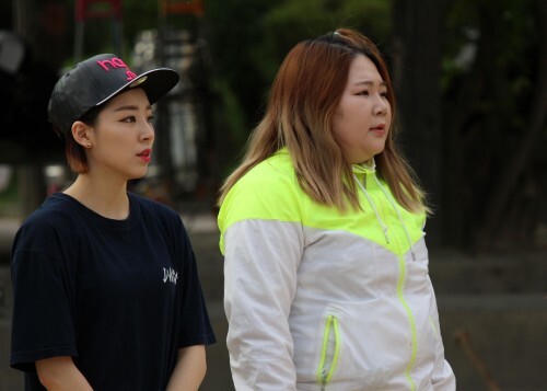 걸그룹 '바바'의 별하와 빅사이즈 모델 김도이. 대비되는 체격의 두 사람은 보기와 다르게 유연성과 순발력이 좋아 코치들로 부터 칭찬을 받았다. (강지우 인턴기자)