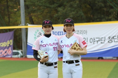 천은숙(오른쪽)이 '개념시구'로 유명해진 한스타 여자 연예인 야구단 후배 배우 박지아와 함께 창단 기념 사진을 찍고 있다. (한스타DB)