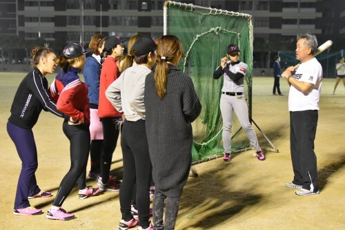 양승호 감독이 선수들의 타격자세가 흐트러지자 직접 시범을 보이며 지도하고 있다. (한스타DB) 