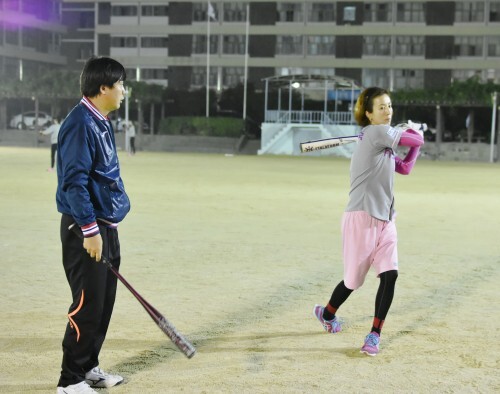 이한상 수석코치가 처음 배트를 잡은 천은숙을 개별 지도하고 있다. (한스타DB)