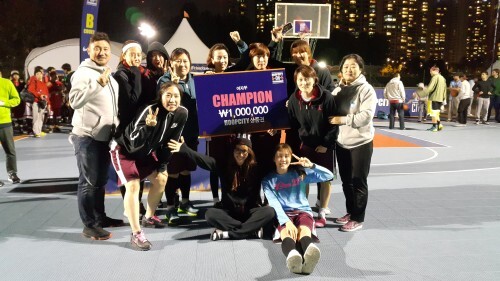 우먼프레스 선수들이 HOOPCITY 5 ON 5 TOURNAMENT 여자부 경기에서 우승한 뒤 부상으로 받은 100원 상품권을 들고 포즈를 취했다. 왼쪽 두 번째 부터 양효진, 양유진, 이혜경, 천은숙, 김정미, 강덕이, 강순자 감독, 김희영, 정민주, 이티파니, 장혜영. 이날 10명의 멤버 전원이 참가해 모처럼 '합체 우먼프레스'를 구성했디. (우먼프레스 제공) 