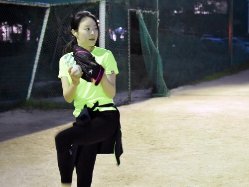 야구를 꽤 잘하는 편인 리사는 스케줄이 비는 날이면 꼬박꼬박 연습장에 나오는 모범생이다. 투수를 하고 싶다는 리사의 투구 자세. (한스타DB)