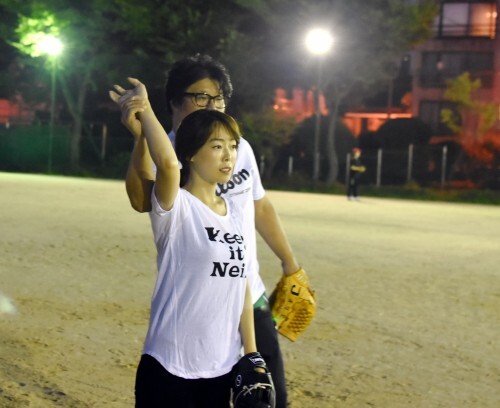 한스타 여자 연예인 야구단 선수 애즈원 이민이 김상규 코치로부터 투구 폼에 대해 지도를 받고 있다.(한스타DB)