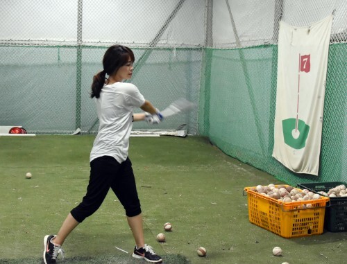 애즈원 이민이 한스타 여자 연예인 야구단 단체훈련서 타격 연습을 하고 있다.(한스타DB)