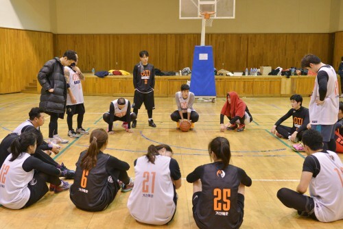 연습경기 후 서지석(뒷줄 가운데 공잡은 이)을 중심으로 둘러 앉은 아띠 선수들. 서지석은 경기 분석과 함께 보완해야 할 점 등을 지적했다. (김효진 인턴기자)