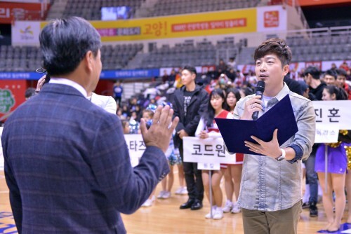 개그맨팀 더 홀의 대표이자 선수인 김재욱이 선수들을 대표해 선수선서를 하고 있다. (김효진 인턴기자)