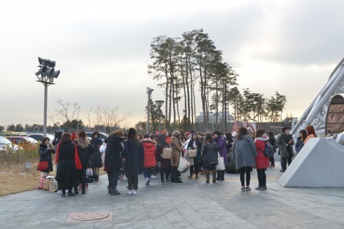 14일 오후 7시 레인보우 스타즈의 경기를 보기위해 경기 8시간 전부터 체육관 앞에서 기다리는 강인수 팬 클럽 마이걸.(김효진 인턴기자)