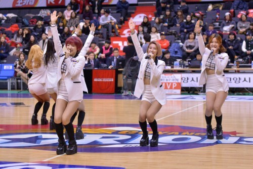 제2회 고양 한스타 연예인 농구 대잔치 개막식에서 축하 공연을 선보인 걸그룹 바바의 별하, 다율, 효아(왼쪽부터). 