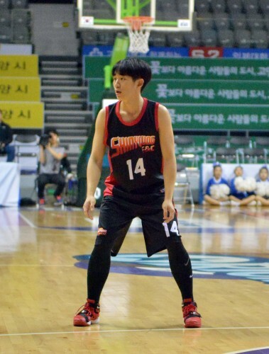 신영이엔씨의 배우 정해인이 연예인 농구대잔치에 떴다.