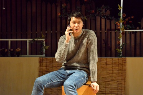 김승현이 별오름극장에서 연극 '가족의 탄생' 인터뷰 도중 포즈를 포즈를 취하고 있다. (김효진 인턴기자)