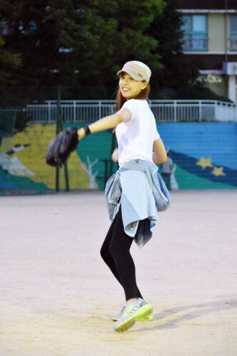 한스타 여자 연예인 야구단에 속해있는 '야구여신' 배지현이 캐치볼 연습을 하고 있다.